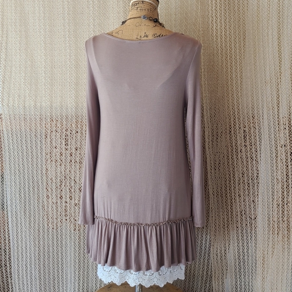 Tunic w Layered Lace Hem by JODIFUL Size Medium - Picture 2 of 7